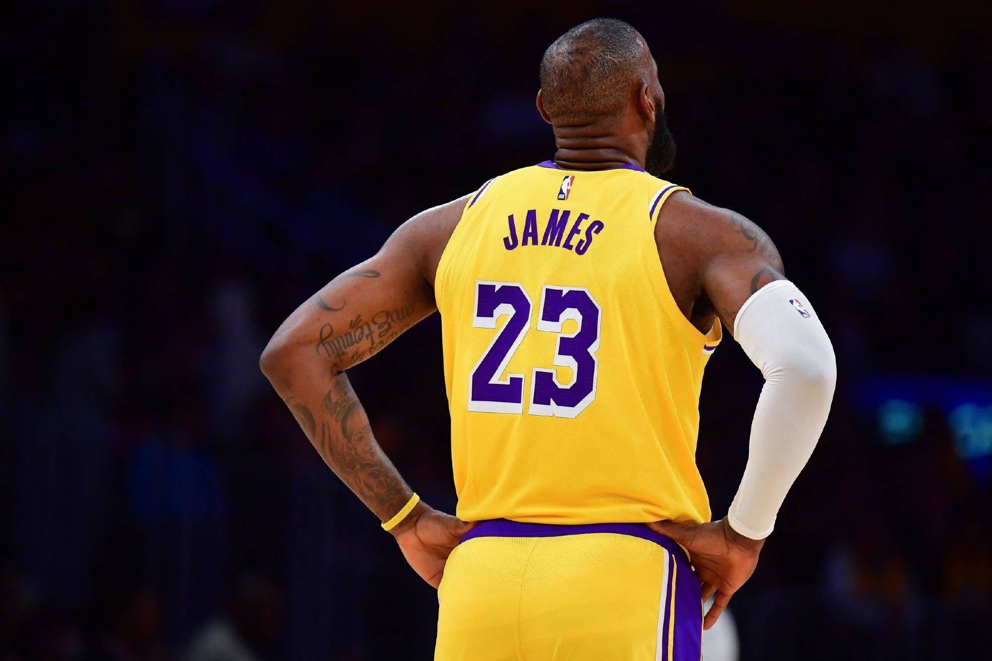 官方：由于场地积水严重，布莱克本vs谢周三比赛腰斩（官方通报：因场地严重积水，布莱克本对阵谢周三的比赛中止）