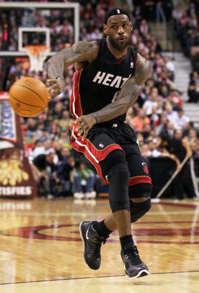 前意甲裁判谈DV9点球被吹：他和防守球员互有拉扯，都不犯规（前意甲裁判评DV9点球被取消：与后卫互相拉扯，均不构成犯规）