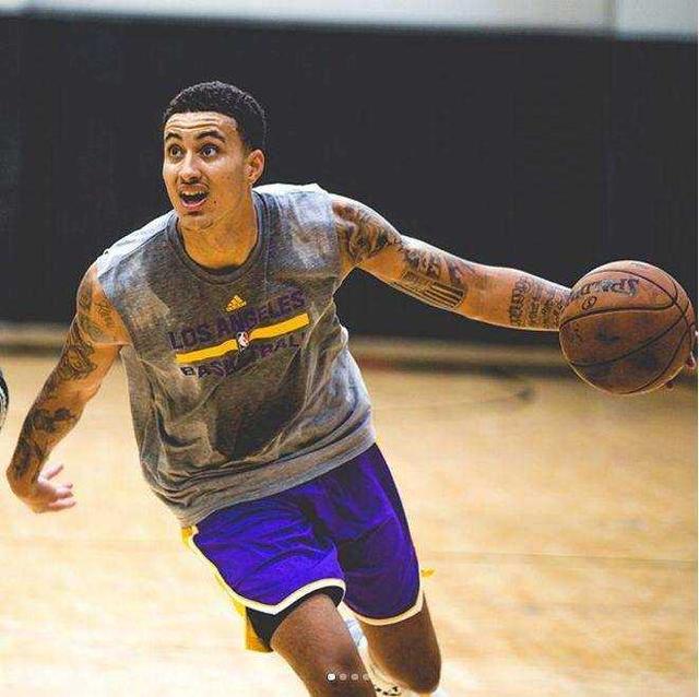 6场比赛狂砍230分！爱德华兹近6场场均命中5记三分（6战轰下230分！爱德华兹近6场场均命中5个三分）