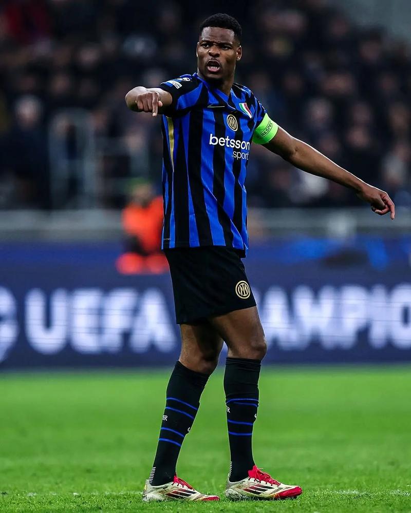 皇马后防问题严重，阿诺德伤缺，球员轮换困难，姆巴佩虽强但后防乏力，形势严峻。