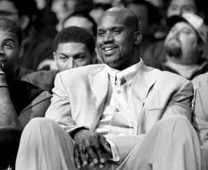 防线漏洞频出 对手屡屡冲击（防守屡现破绽 对手频频冲击）