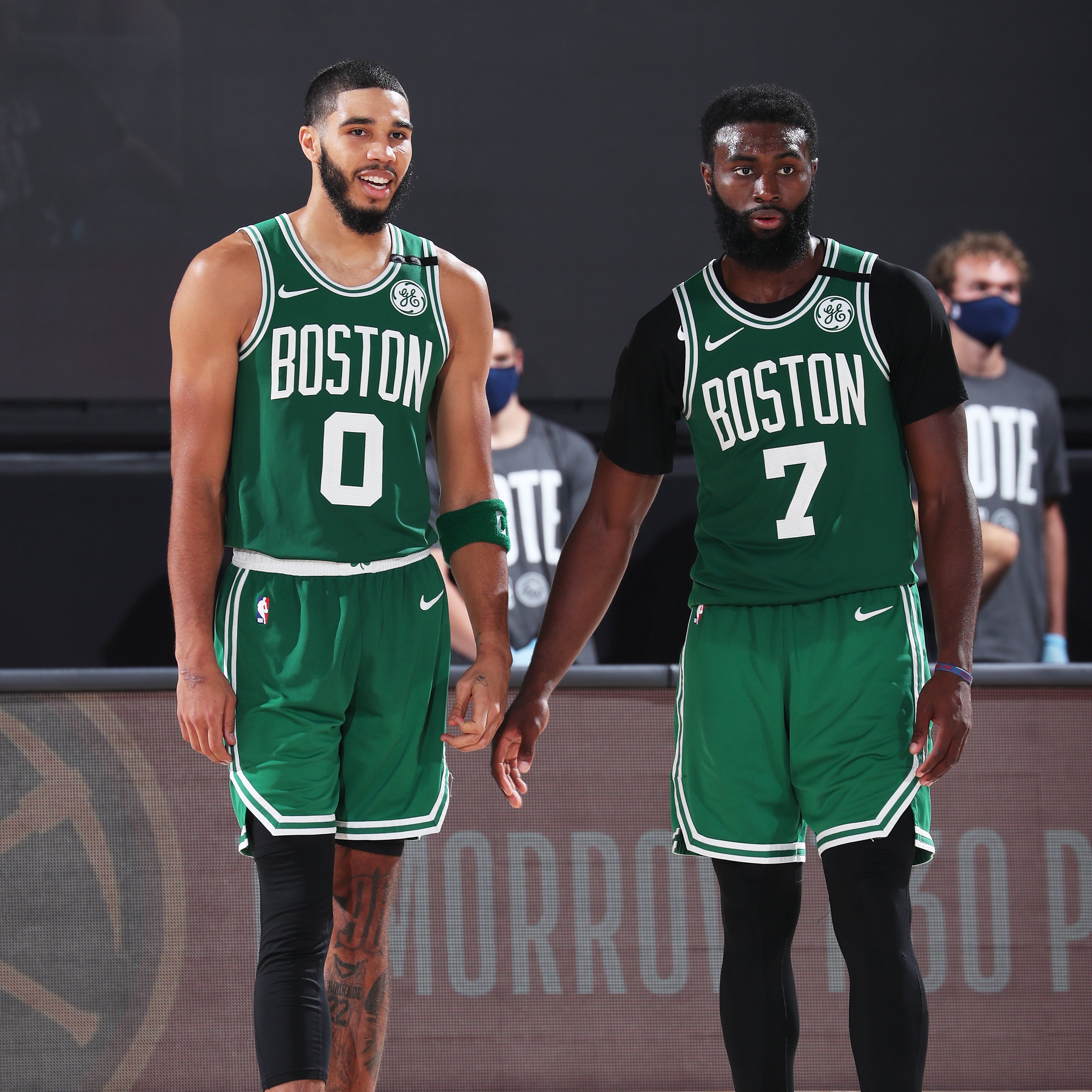 国脚伤愈复出，送出助攻稳定军心（国脚康复回归，一记助攻稳住士气）