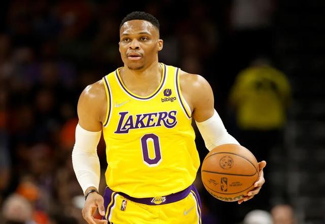 二人都是脖子以下世界级，巴神问题不在脖子以上，内马尔问题脖子上、下都有（两人皆属“脖子以下”世界级：巴神问题不在头脑，内马尔则头脑与赛场层面皆有隐忧）