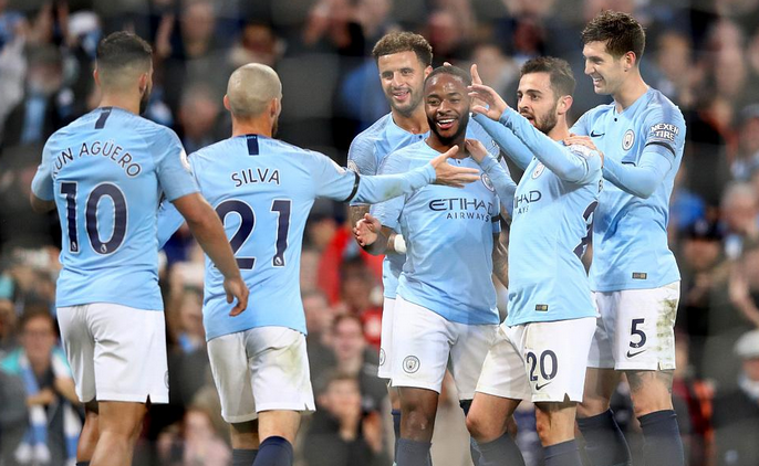 胡尔克完成职业生涯500球里程碑，球迷打出巨型TIFO致敬（胡尔克生涯500球达成，球迷巨幅TIFO致敬）