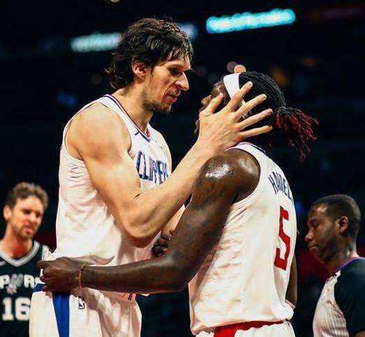 吉尔摩社媒晒照：手术成功，康复之路开始（吉尔摩在社媒晒照：手术顺利，开启康复之旅）