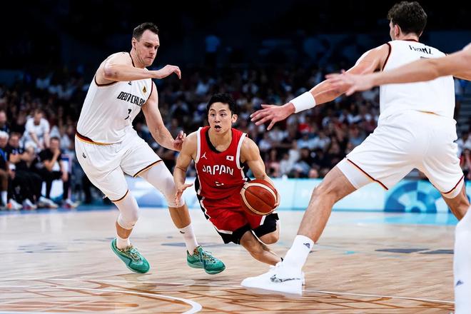 湖人浓眉哥篮下统治力助球队获胜（安东尼·戴维斯内线统治力助湖人取胜）