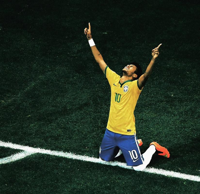 瑞典超保级附加赛被迫四次中断，球迷燃放烟火致人造草皮起火