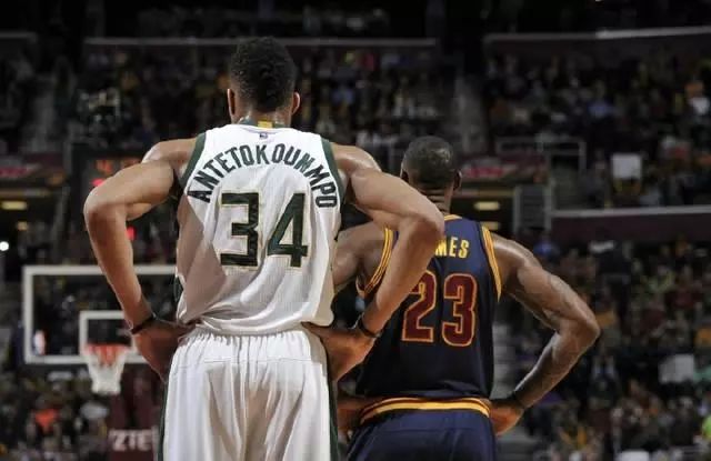 阿斯：皇马和A22起诉欧足联，要其赔偿45亿欧并批准欧超运营（阿斯报：皇马携A22起诉欧足联，索赔45亿欧并要求放行欧超）