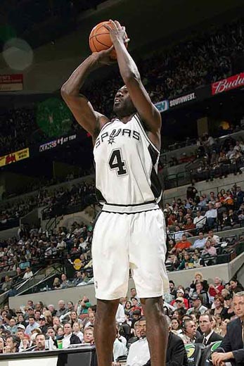 今天，法比奥特地找到训练基地负责洗衣的工作人员邵...（法比奥今日前往训练基地，专程探访负责洗衣的邵师傅）